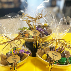 H�ndlavet luksus P�ske�g<br />Hvid chokolade med lakrids