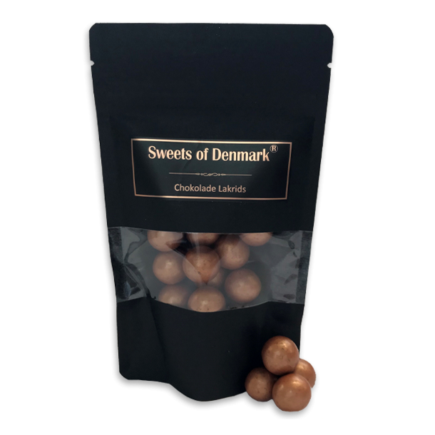 Sweets of Denmark Bronze Choko-Lakrids i pose